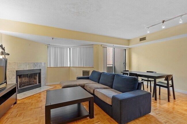 Building Photo - 147 Kelton St