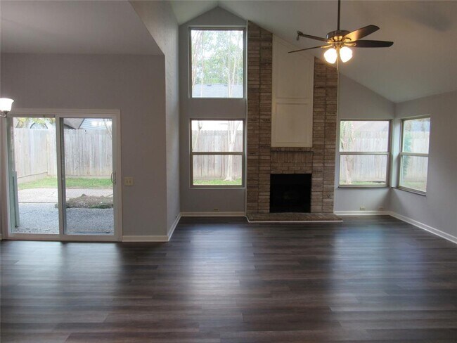 Building Photo - 8619 Pines Pl Dr