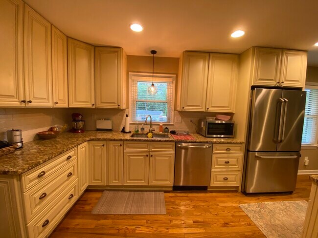 Building Photo - 1830 Queens Way