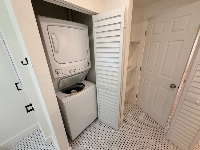 Foto del edificio - 831 Floral Dr