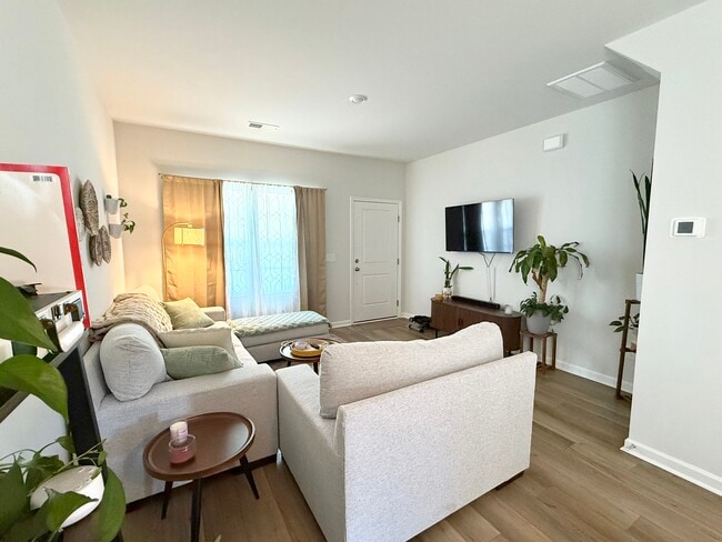 Building Photo - 1444 Donhill Dr