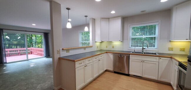 Building Photo - 4 Bedroom Parsonage Property 1 Mile to Fra...