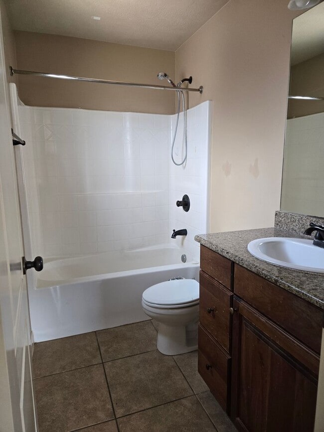 Building Photo - Centrally Located Townhome