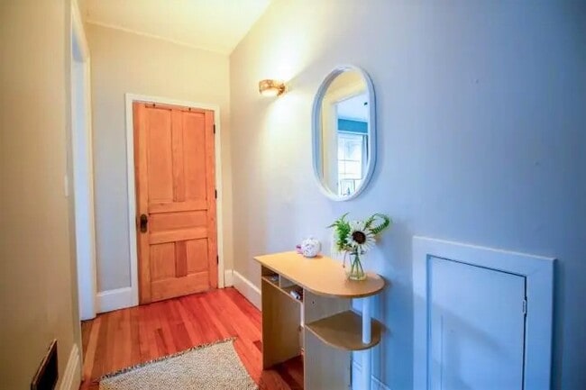 Entry - 925 E Johnson St