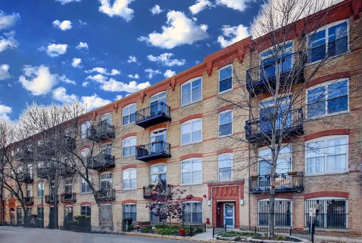 Primary Photo - 1740 N Maplewood Ave