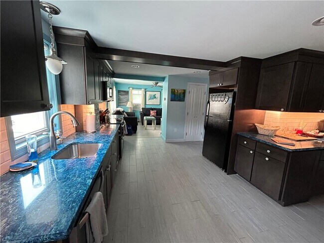 Foto del edificio - 87 Knowlesway Ext