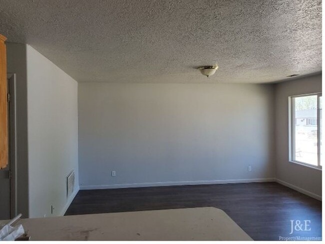 Building Photo - 98 W Robbers Roost Rd