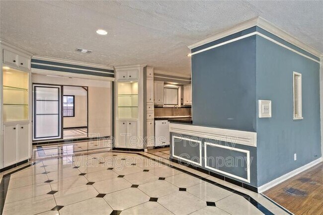 Building Photo - 4810 Saxon St