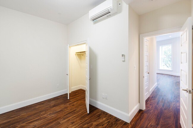 Building Photo - Charming 1 Bedroom-No Broker Fee
