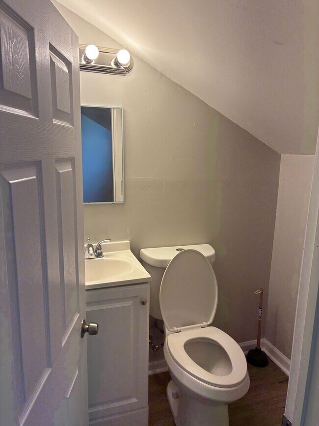 Foto del edificio - Spacious 3 Bed / 2 Bath Home with Basement & Private Yard