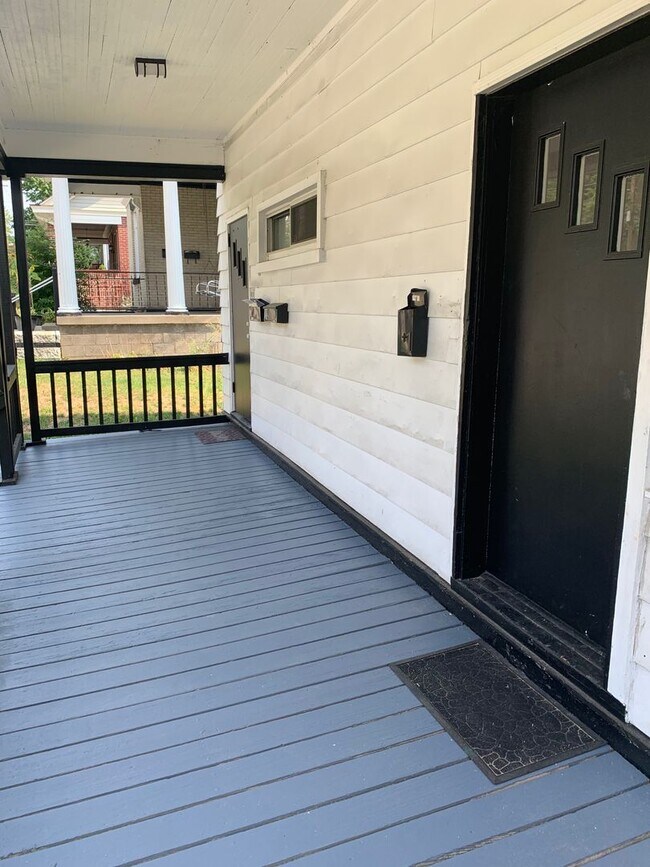 Foto del edificio - 3 Unit Apartment Building