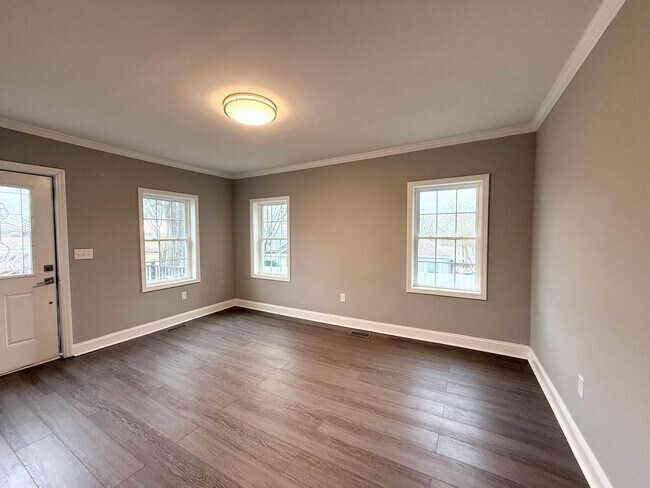Foto del edificio - Renovated 2BR Home Minutes from Downtown Hickory – Washer & Dryer Included!