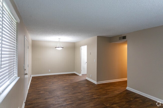 12BR , 1,5BA - 917SF - Magnolia Place