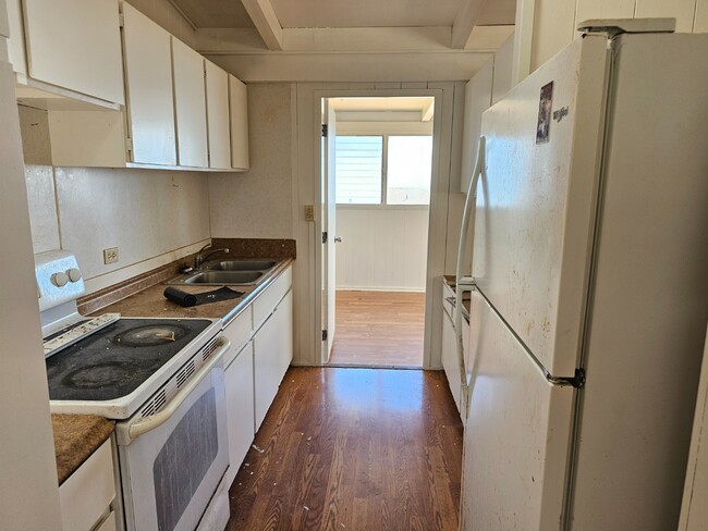 Building Photo - Spacious 4-Beds, 2-Bath Upstairs Apartment