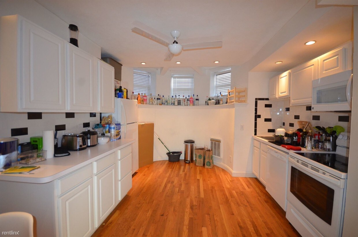 3 br, 2 bath - 61 Westland Ave # 1 - 3 br, 2 bath  - 61 Westland Ave # 1