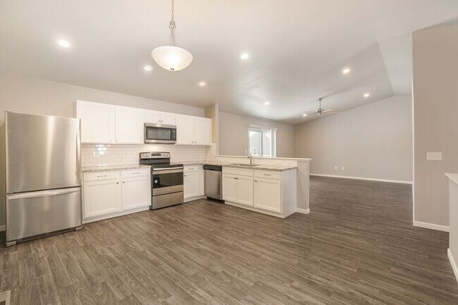 Building Photo - 3927 Sumner Dr
