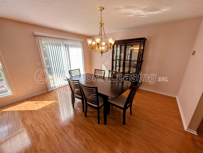 Foto del edificio - Avon Home with Vaulted Ceilings, Gas Firep...