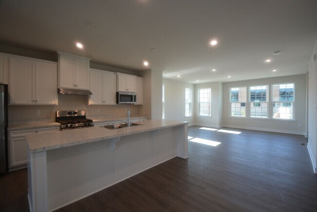 Foto del edificio - Beautiful and Brand New 4 Bedroom End Unit...