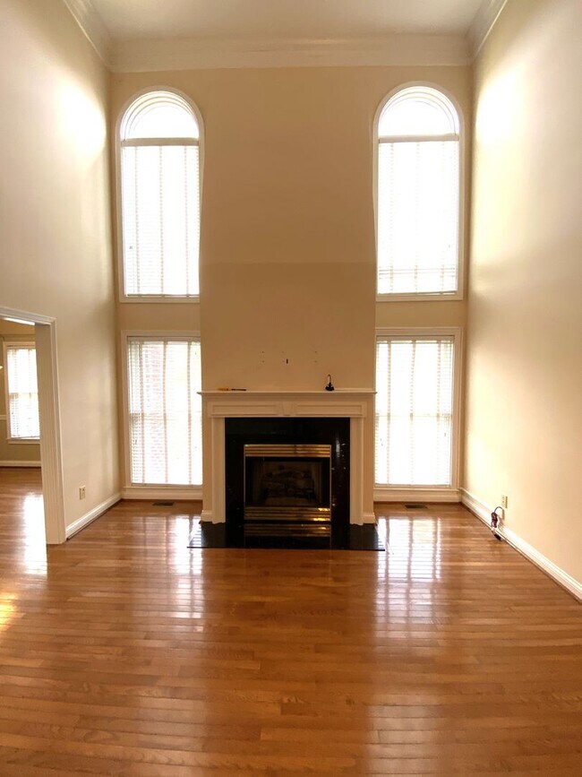 Building Photo - Palomar Home                  20260709