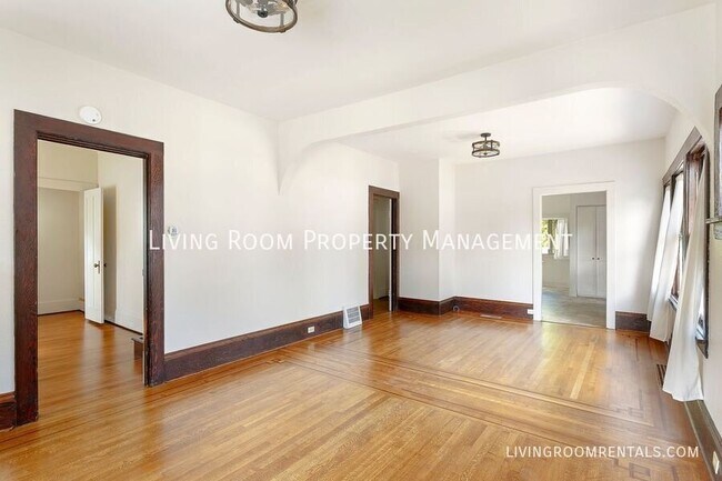 Foto del edificio - 6813 N Michigan Ave
