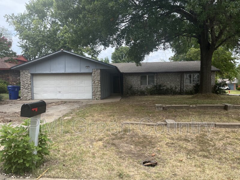 Primary Photo - 504 W Twin Oaks St