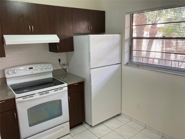 Building Photo - 10875 SW 112th Ave