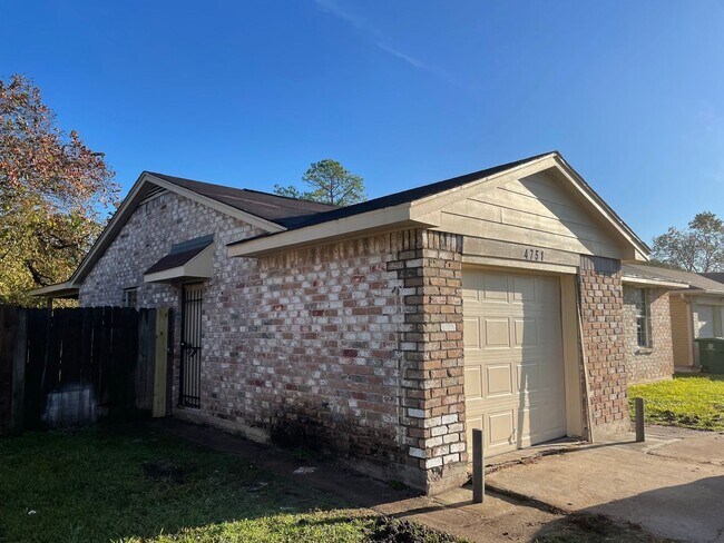 Foto del edificio - 3bd 1.5 bath 1 car garage home near Hiram Clarke and 2234