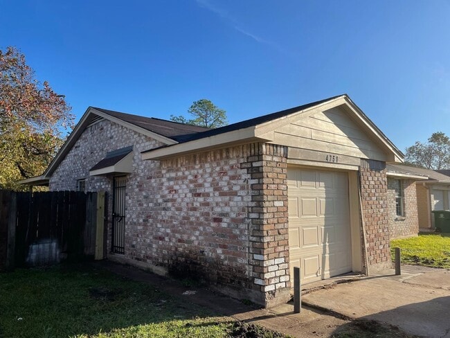 Photo - 3bd 1.5 bath 1 car garage home near Hiram Clarke and 2234