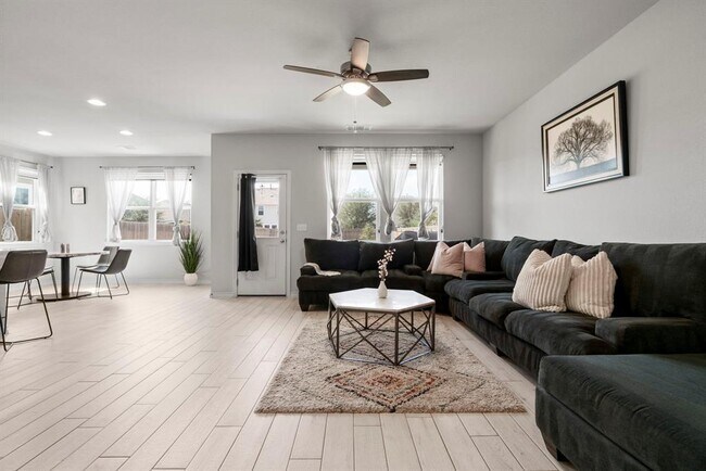 Foto del edificio - 11807 Clayton Creek Ave