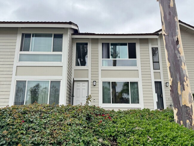 Building Photo - FOR RENT 2BD/1.5 BA/2 parkings/ Town House