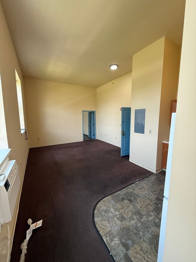 Building Photo - Spacious 2 Bedroom Apartment