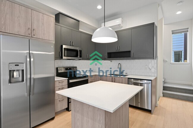 Foto del edificio - "Charming 3-Bedroom Townhouse Retreat in the Heart of Seattle - 3104C SW Avalon Way!"