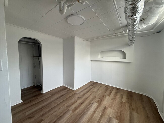 Building Photo - 1 bedroom, 1 bathroom Apartment! AUGUST 2025!