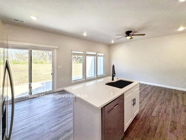 Foto del edificio - Beautiful 3-Bedroom Townhome with Modern A...