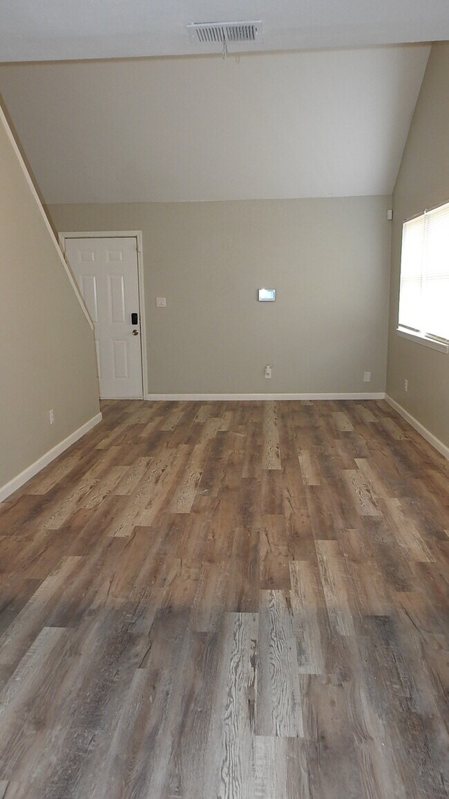 Foto del edificio - Incredibly spacious 4 bedrooms and 2 baths top-floor duplex located on Elmwood Ave in Kansas City...