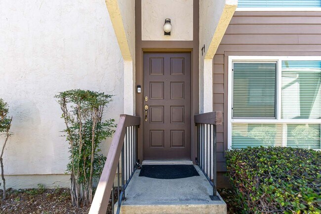Foto del edificio - **LOOK NO FURTHER 3 BEDROOM TOWNHOME W/LAU...