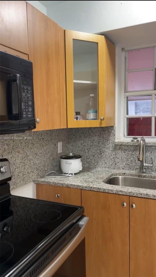 Foto del edificio - 317 E 8th St