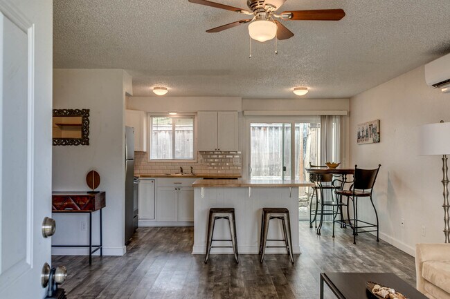 Foto del edificio - 707 N Holly Dr