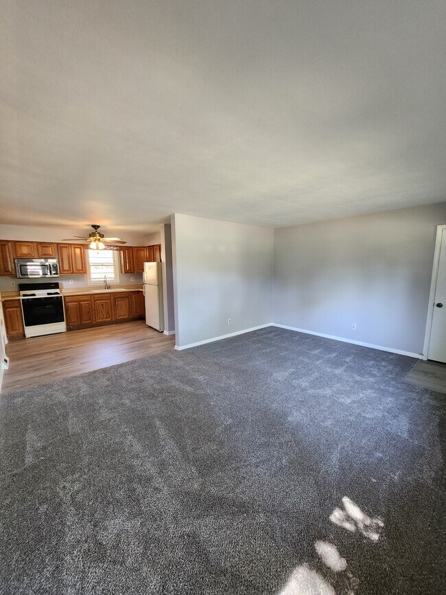 Foto del edificio - 613-617 W Sheridan Court