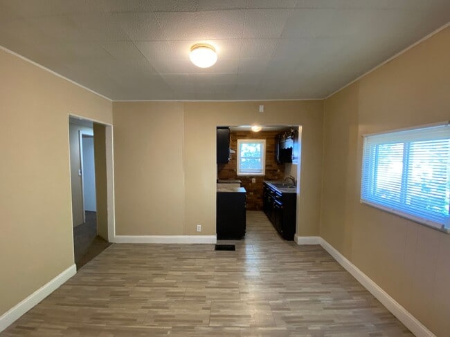 Building Photo - Comfortable 3 Bedroom, 1 Bath Home on West...