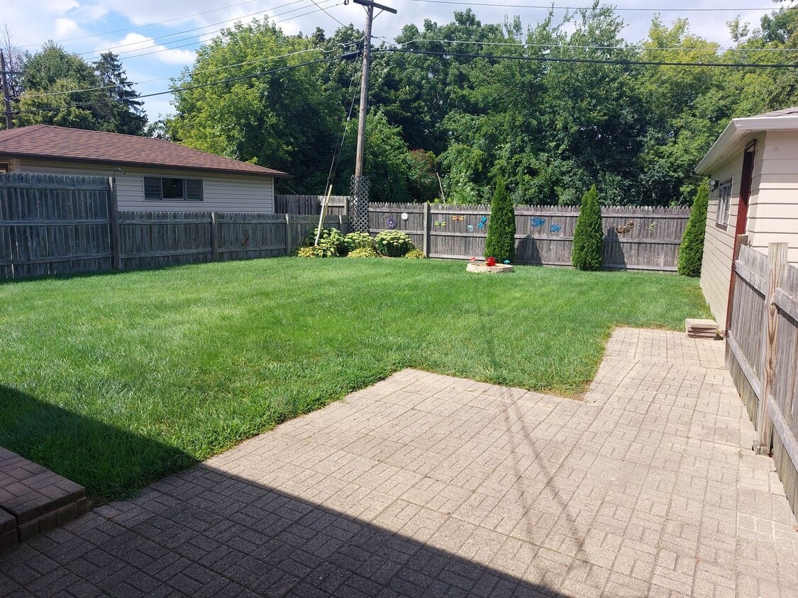 Primary Photo - 3 bedroom 1.5 bath brick ranch home with f...