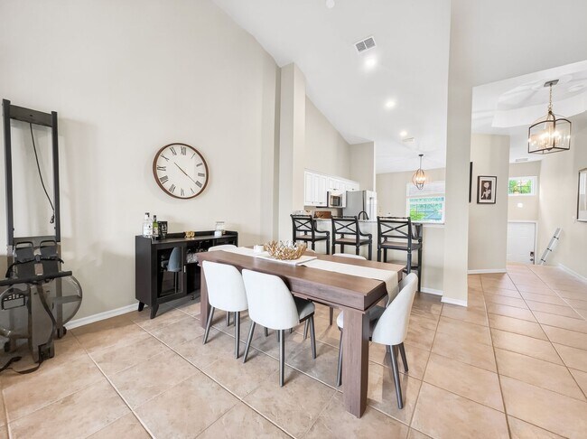 Foto del edificio - 2 Bed + Flex, 2 Bath Fully Furnished Annual Rental