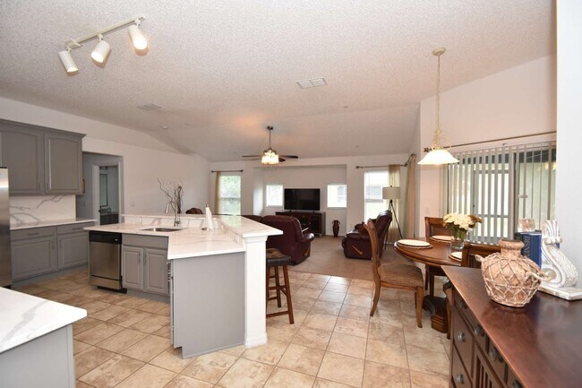 Foto del edificio - Furnished Home, Lawn Care included