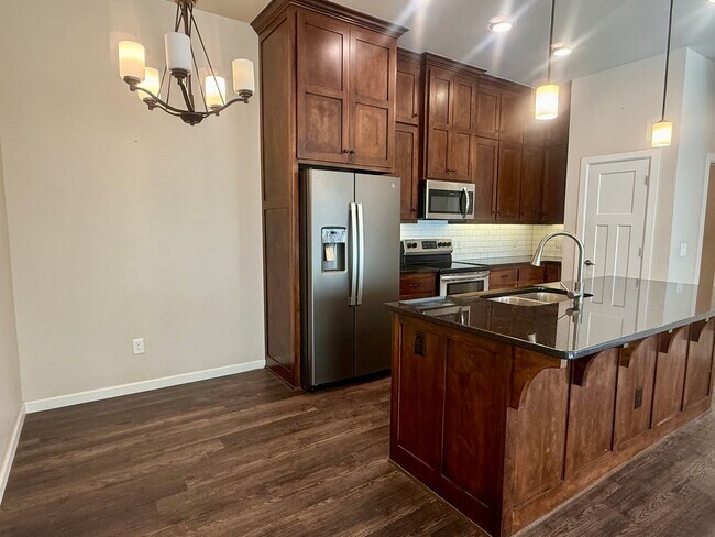 Foto del edificio - Large 3 Bed, 2 Bath in Beautifully Well-Maintained Neighborhood