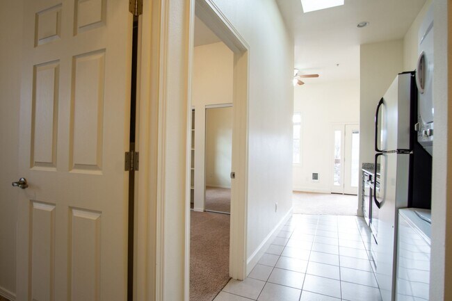 Foto del edificio - Corner 2 Bedroom with DW, W/D, Fireplace + Juliette Balcony!