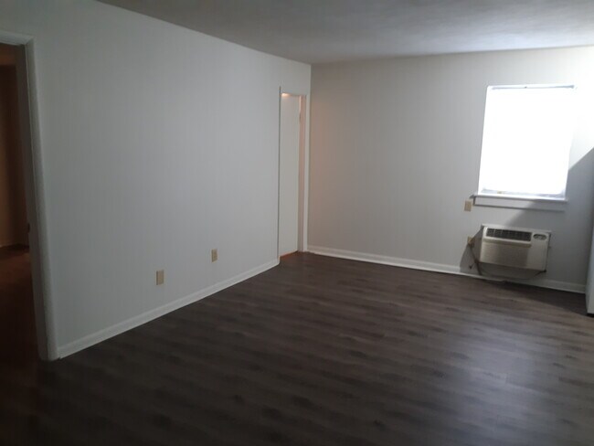 living room/dining room - 624 7th St