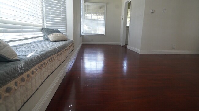Building Photo - 5021 Cahuenga Blvd