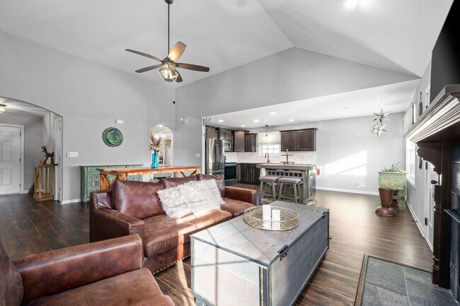 Foto del edificio - Country feel in the City.  Sharp 3 bed 2 bath.  Close to Fort Campbell.