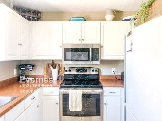 Building Photo - Gorgeous 3-Bedroom Townhouse Retreat with ...