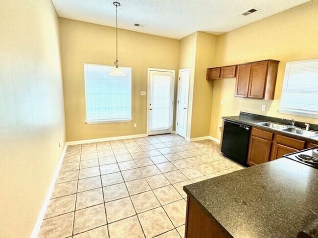 Building Photo - Spacious 3 Bedroom 2.5 Bath Home With Gara...